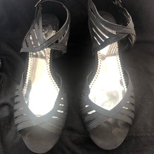 Beautiful low heel Bella Vita heels in black. Women’s size 10W.